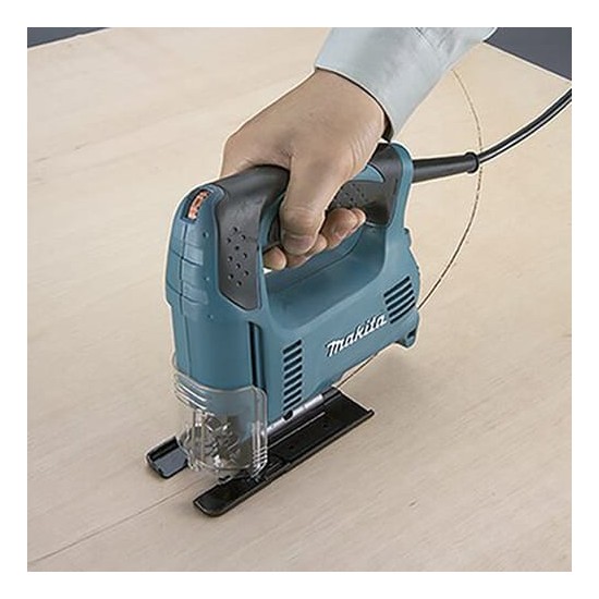 Sierra Caladora Ligera, con Inclinación de Corte / 450W / Incluye estu